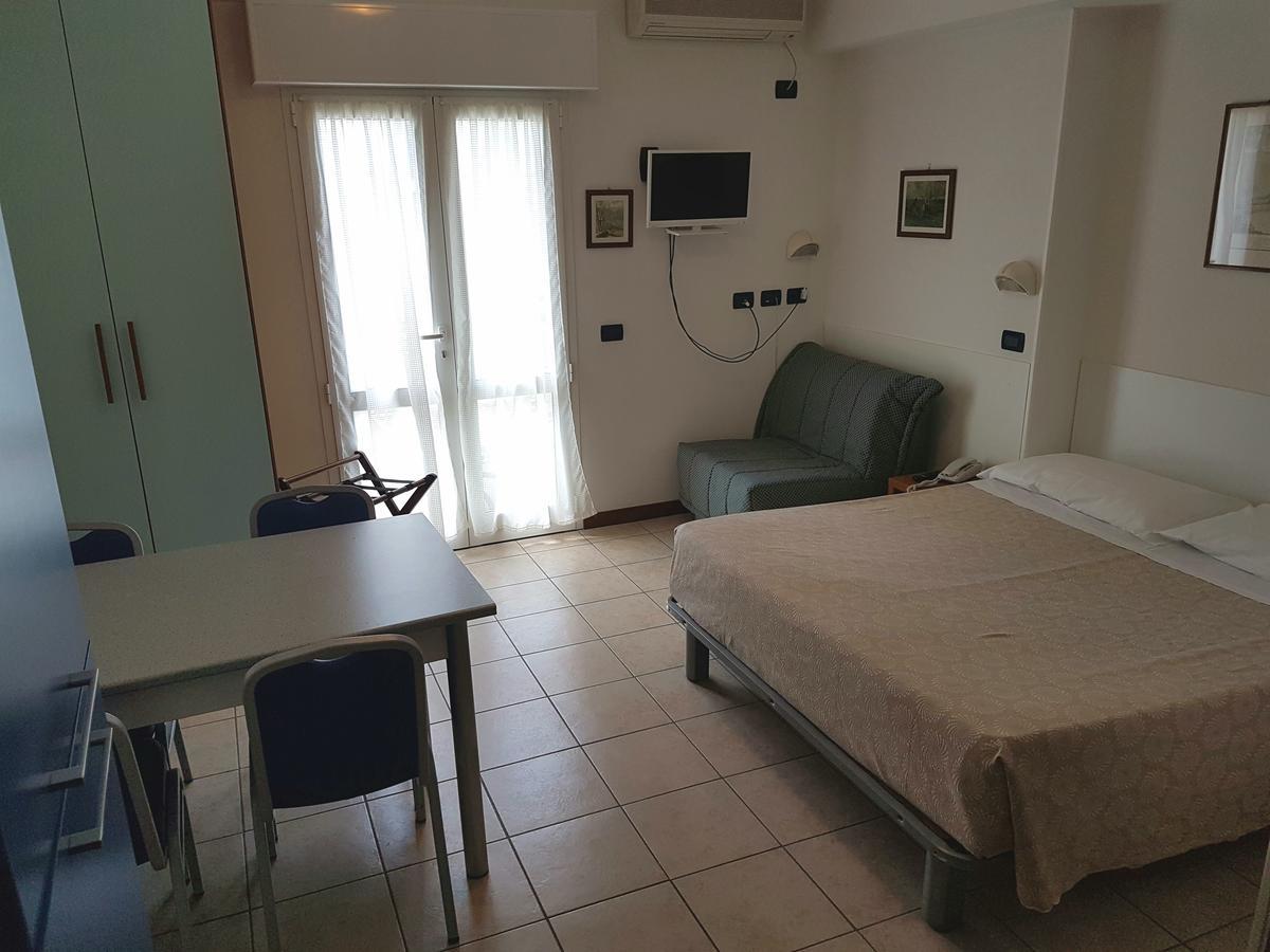Hotel Residence Adriana Cesenatico Exteriör bild